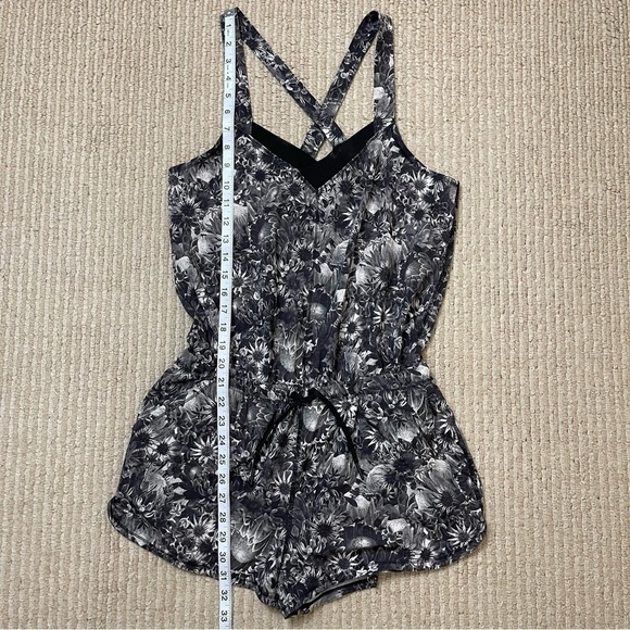 Lululemon The Runsie Flowabunga Black Angel Wing/Black Size 6 Women - Picture 15 of 16